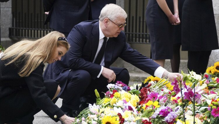 El Príncipe Andrés y la Princesa Beatriz de York con la ofrenda foral a las puertas de Balmoral