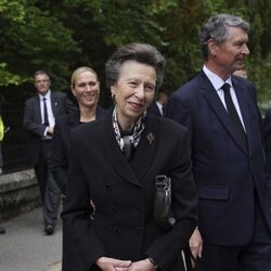 La Princesa Ana y sir Timothy Laurence a las puertas de Balmoral tras un servicio religioso por la Reina Isabel II