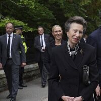 La Princesa Ana y sir Timothy Laurence a las puertas de Balmoral tras un servicio religioso por la Reina Isabel II