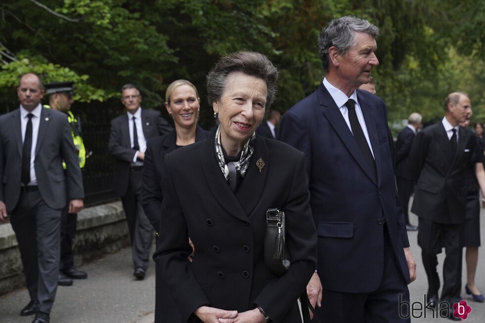 La Princesa Ana y sir Timothy Laurence a las puertas de Balmoral tras un servicio religioso por la Reina Isabel II