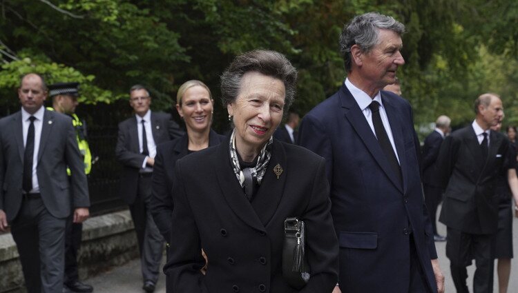 La Princesa Ana y sir Timothy Laurence a las puertas de Balmoral tras un servicio religioso por la Reina Isabel II