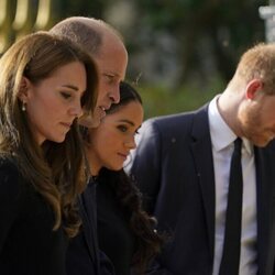 Los Príncipes de Gales y los Duques de Sussex a las puertas de Windsor tras la muerte de la Reina Isabel II