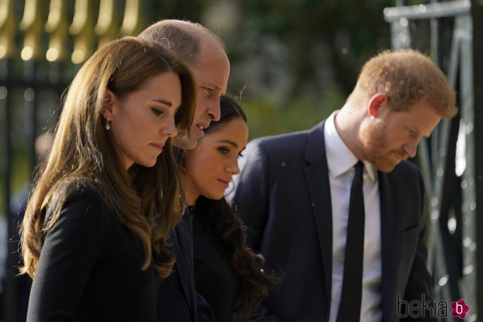 Los Príncipes de Gales y los Duques de Sussex a las puertas de Windsor tras la muerte de la Reina Isabel II