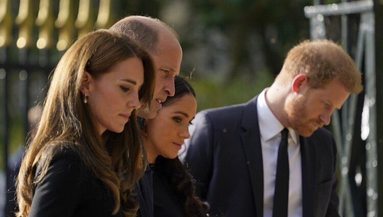 Los Príncipes de Gales y los Duques de Sussex a las puertas de Windsor tras la muerte de la Reina Isabel II