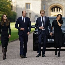 Los Príncipes de Gales y los Duques de Sussex saliendo de Windsor