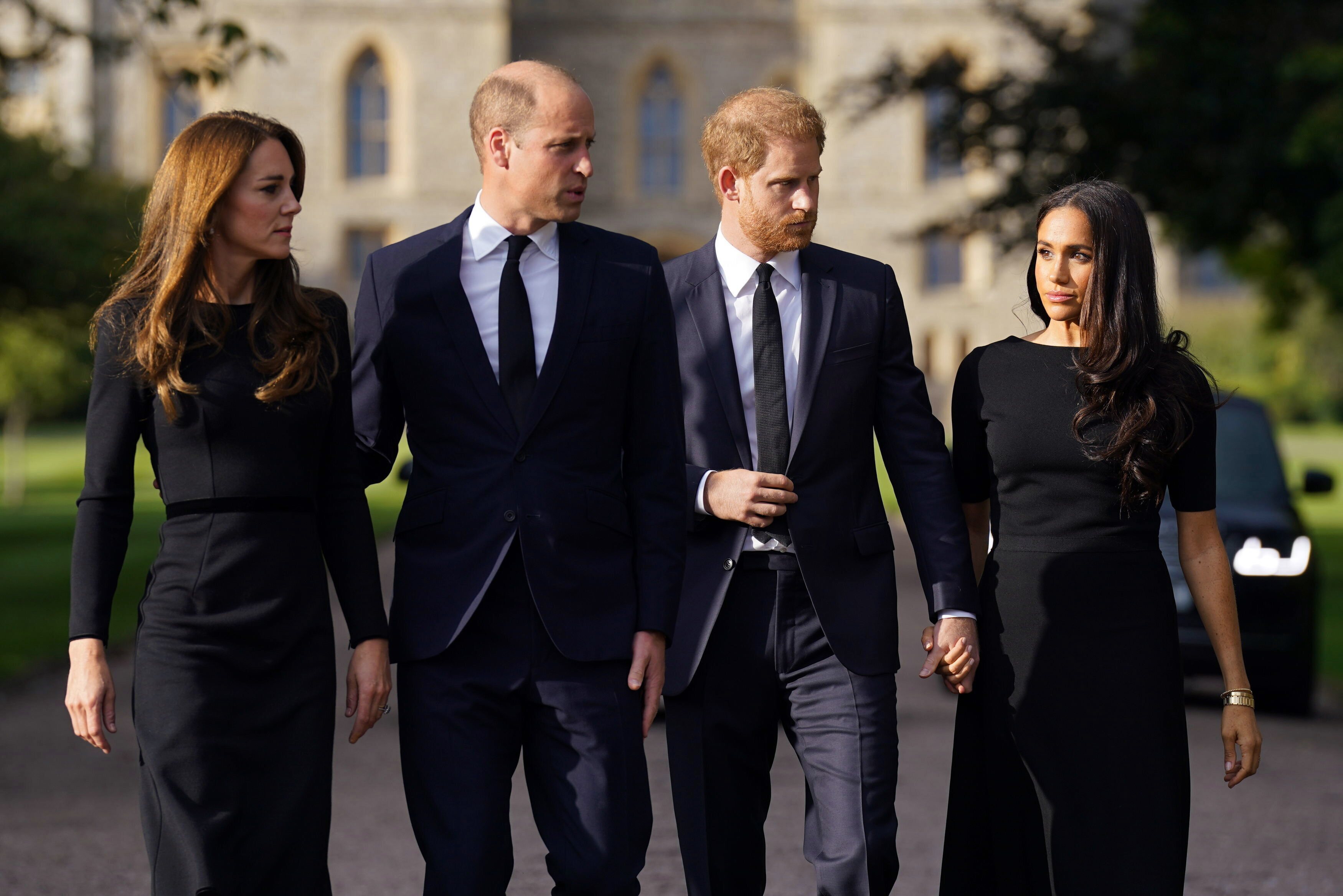 Los Príncipes de Gales y los Duques de Sussex saliendo de Windsor tras la muerte de la Reina Isabel II