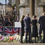 Los Príncipes de Gales y los Duques de Sussex junto a las ofrendas florales en Windsor por la muerte de la Reina Isabel II