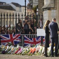 Los Príncipes de Gales y los Duques de Sussex junto a las ofrendas florales en Windsor por la muerte de la Reina Isabel II