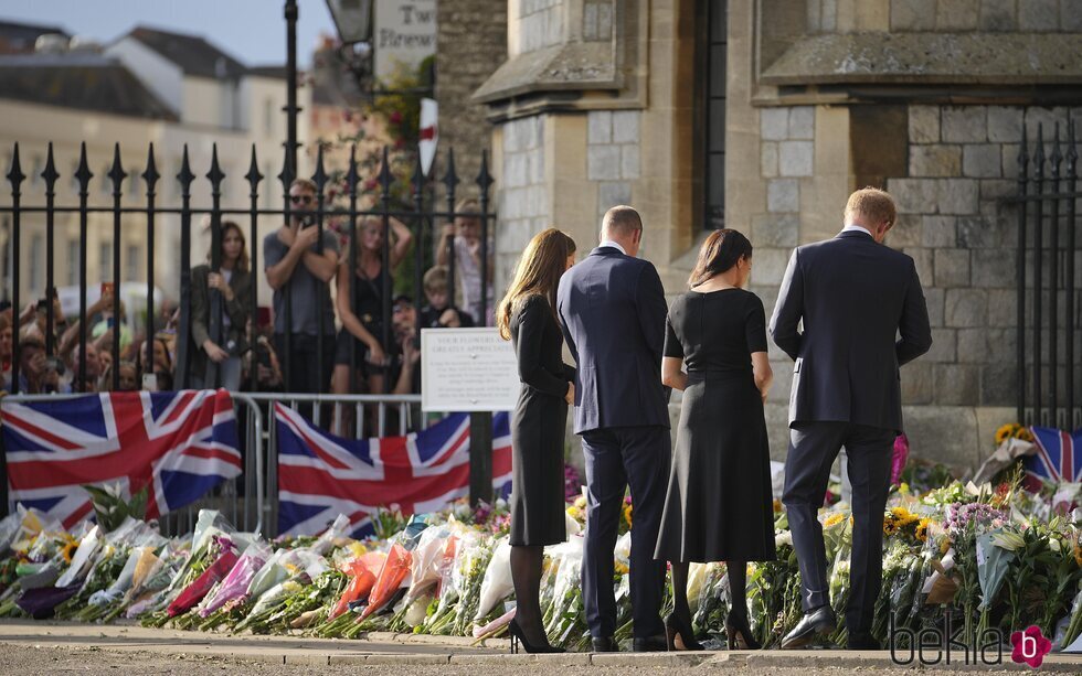 Los Príncipes de Gales y los Duques de Sussex junto a las ofrendas florales en Windsor por la muerte de la Reina Isabel II