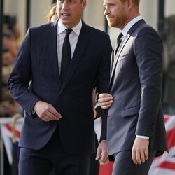 Los Príncipes Guillermo y Harry, juntos tras la muerte de la Reina Isabel II