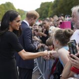 Meghan Markle y el Príncipe Harry saludando a la gente ante el castillo de Windsor