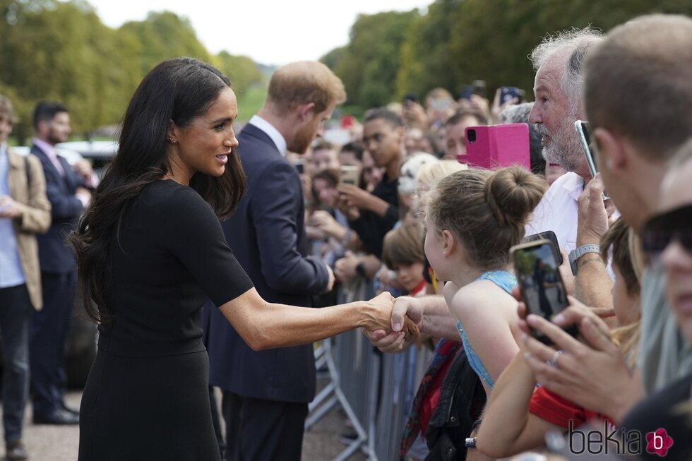 Meghan Markle y el Príncipe Harry saludando a la gente ante el castillo de Windsor