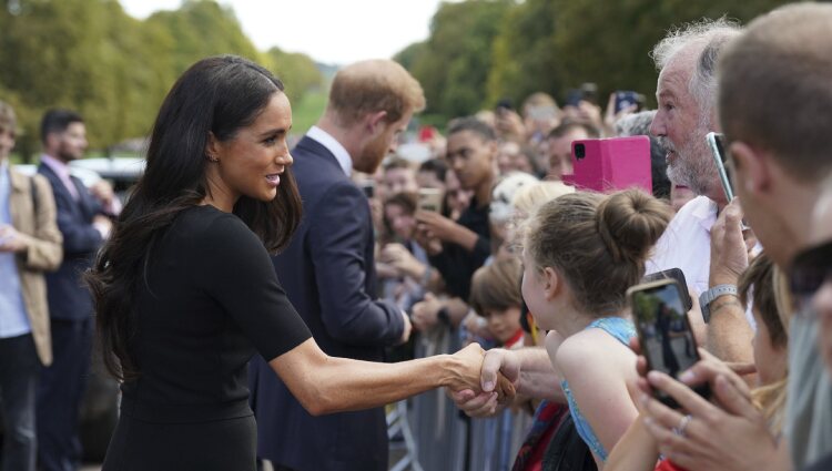 Meghan Markle y el Príncipe Harry saludando a la gente ante el castillo de Windsor