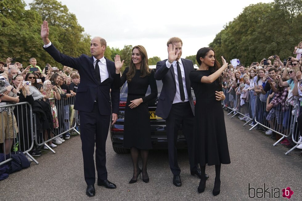 Los Príncipes de Gales y los Duques de Sussex dándose un baño de masas ante el castillo de Windsor