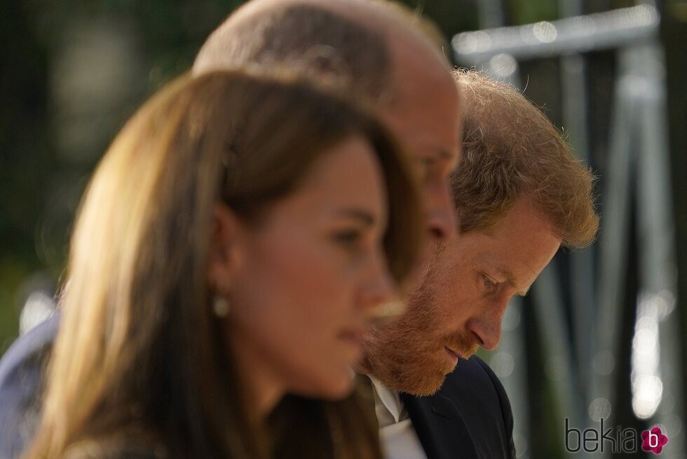 El Príncipe Harry, junto al Príncipe Guillermo y Kate Middleton, en Widsor tras las muerte de la Reina Isabel II