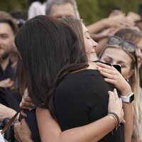 Meghan Markle abranzando a una joven en Windsor tras la muerte de la Reina Isabel II