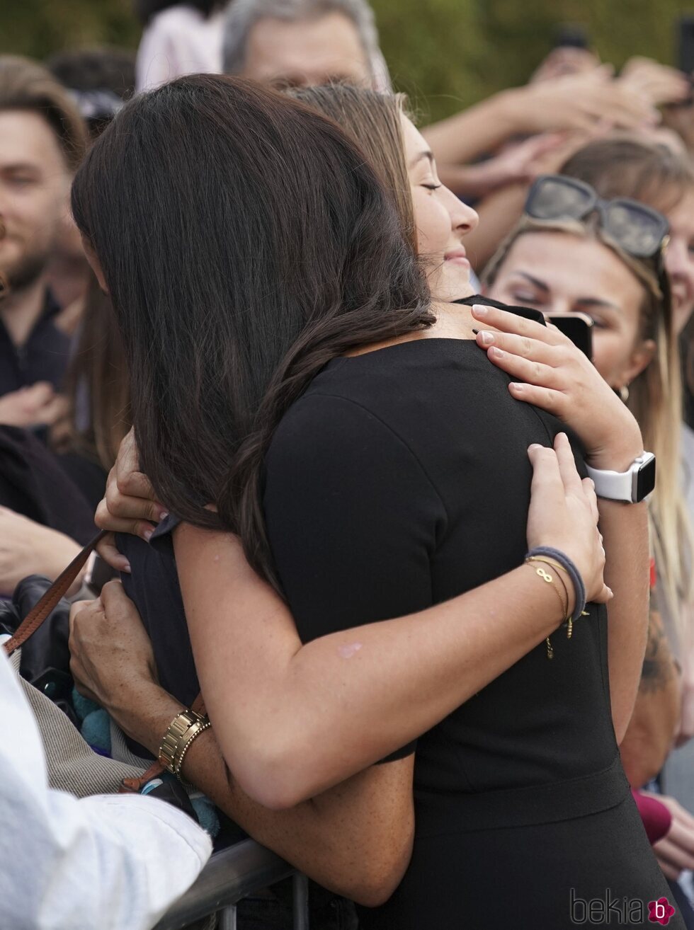 Meghan Markle abranzando a una joven en Windsor tras la muerte de la Reina Isabel II