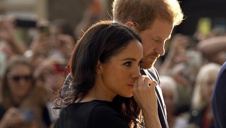 El Príncipe Harry y Meghan Markle ante las ofrendas florales en Windsor por la Reina Isabel II