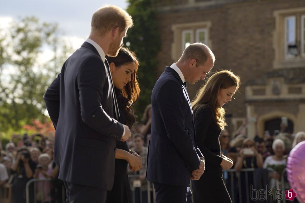 El Príncipe Harry, Meghan Markle, Kate Middleton y el Príncipe Guillermo ante las ofrendas florales en Windsor por la Reina Isabel II