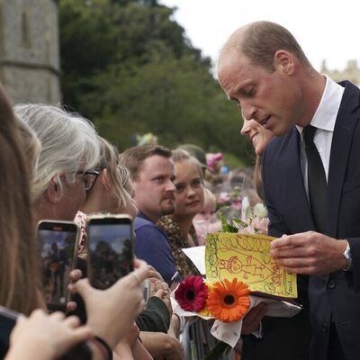 Los Príncipes de Gales y los Duques de Sussex se dan un baño de masas tras la muerte de la Reina Isabel II