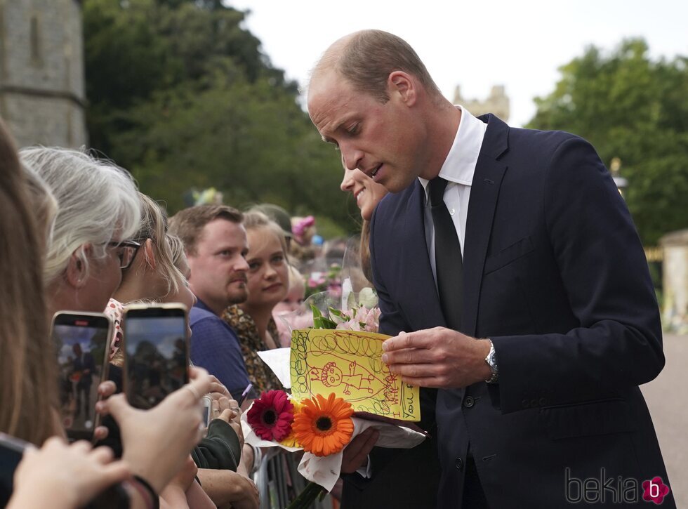 El Príncipe Guillermo recibiendo muestras de cariño por la muerte de la Reina Isabel II