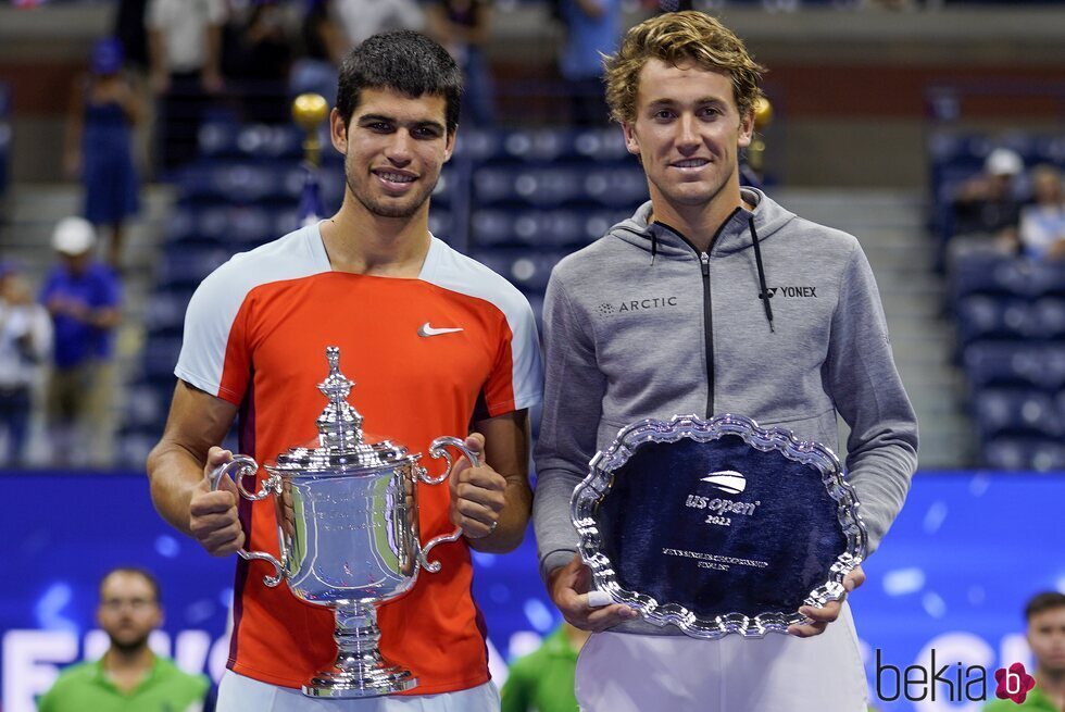 Carlos Alcaraz con su trofeo de ganador del U.S. Open 2022 junto a Casper Ruud con su trofeo de finalista