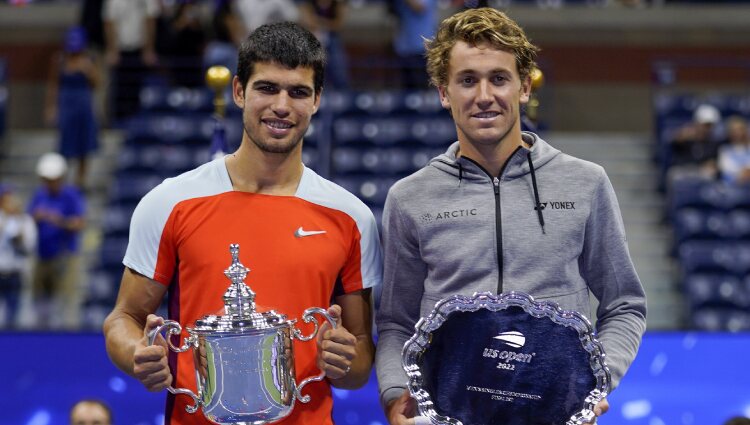 Carlos Alcaraz con su trofeo de ganador del U.S. Open 2022 junto a Casper Ruud con su trofeo de finalista