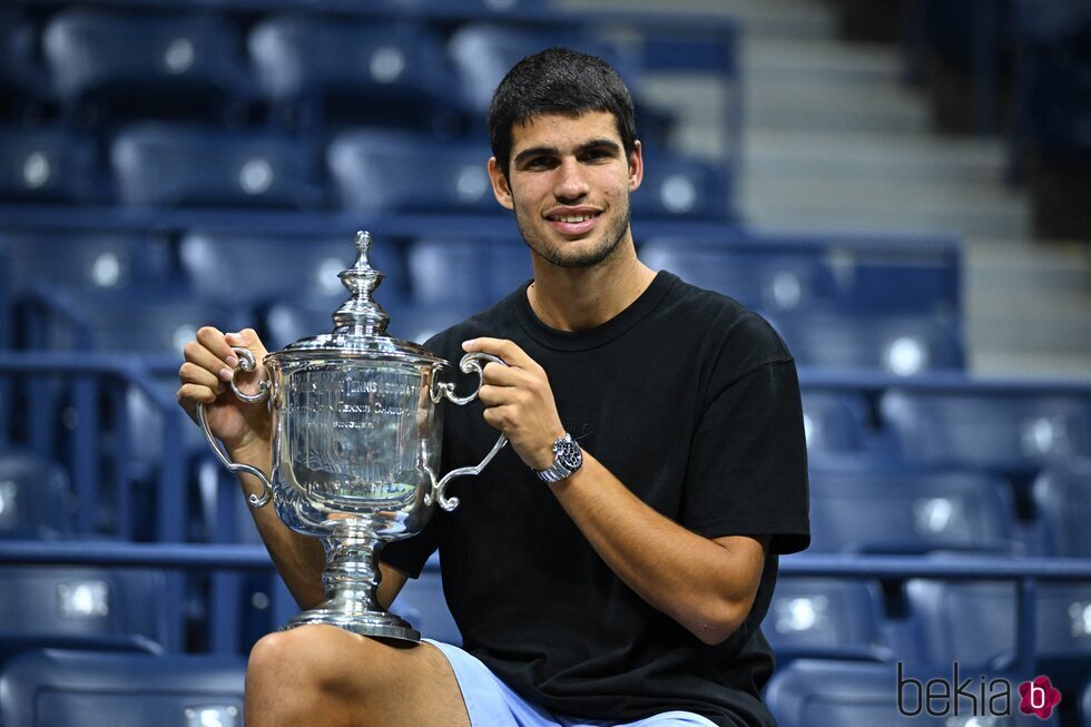 Carlos Alcaraz con su trofeo de ganador del US Open 2022