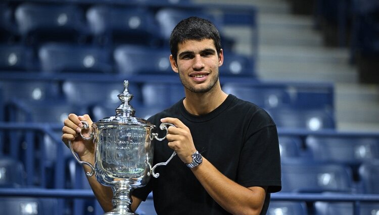 Carlos Alcaraz con su trofeo de ganador del US Open 2022