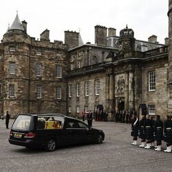 Llegada del féretro de la Reina Isabel II a Holyrood House