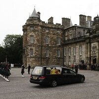 Llegada del féretro de la Reina Isabel II a Holyrood House