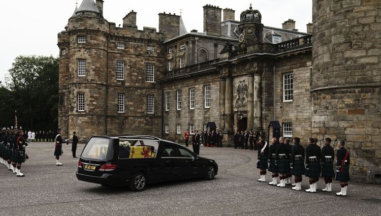 Llegada del féretro de la Reina Isabel II a Holyrood House