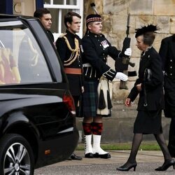 La Princesa Ana ante el féretro de la Reina Isabel II en Holyroodhouse