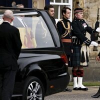 La Princesa Ana ante el féretro de la Reina Isabel II en Holyroodhouse