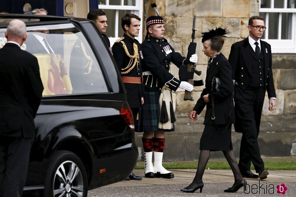 La Princesa Ana ante el féretro de la Reina Isabel II en Holyroodhouse