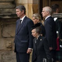 La Princesa Ana hace una reverencia ante la llegada de los restos mortales de la Reina Isabel II a Holyroodhouse