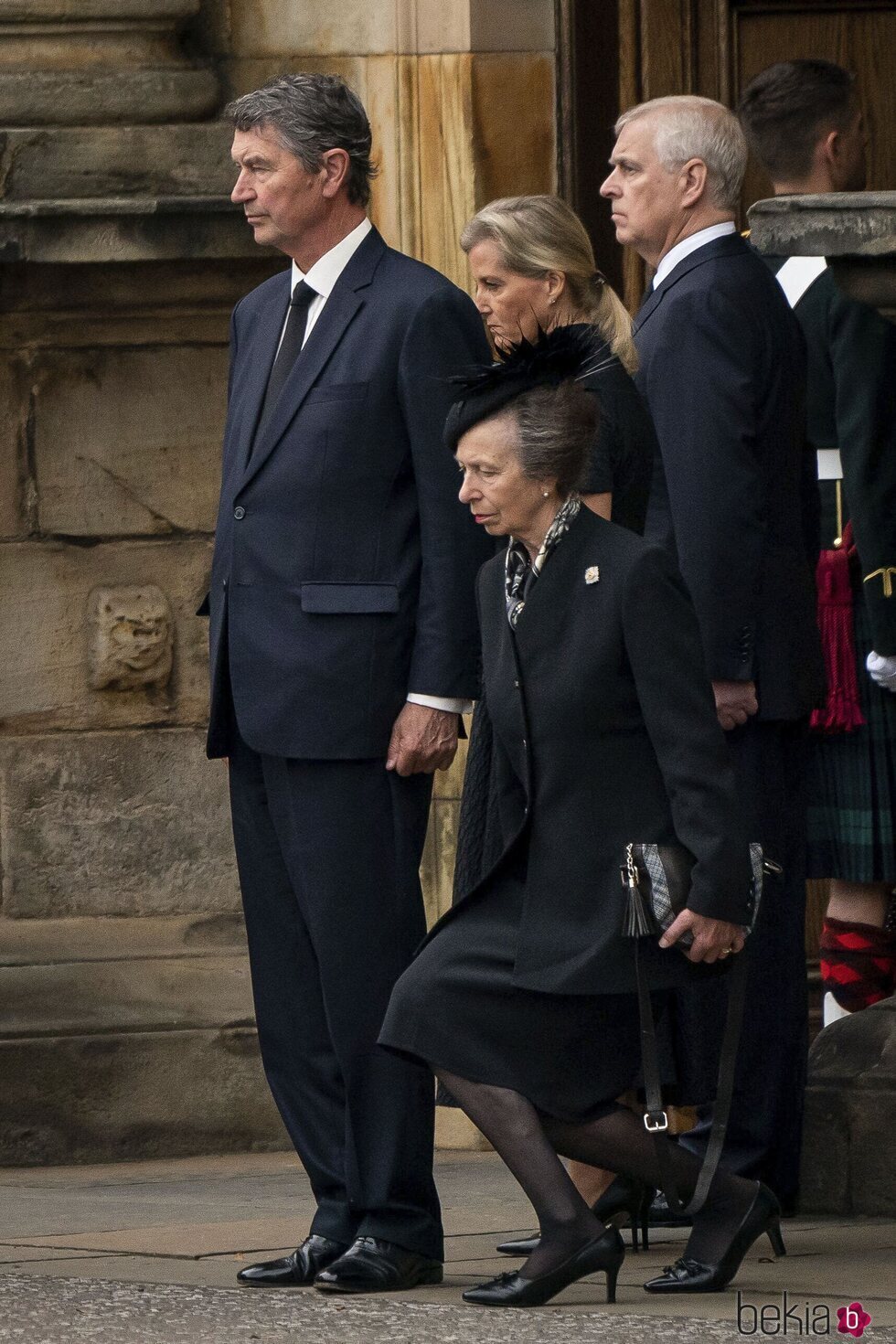 La Princesa Ana hace una reverencia ante la llegada de los restos mortales de la Reina Isabel II a Holyroodhouse