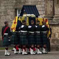 La Princesa Ana hace una reverencia ante el féretro de la Reina Isabel II a su llegada a Holyroodhouse