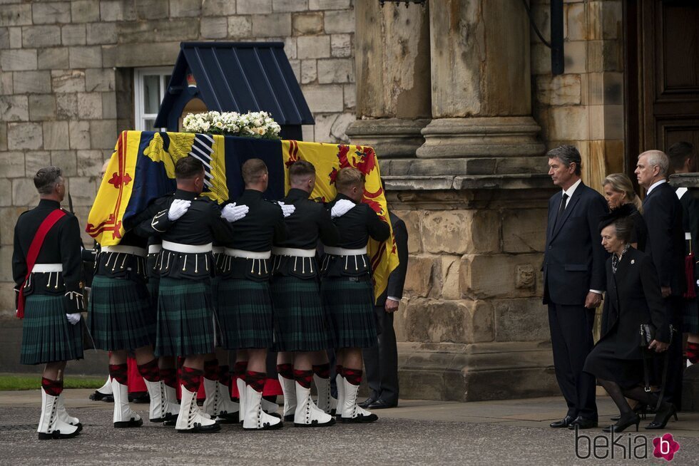 La Princesa Ana hace una reverencia ante el féretro de la Reina Isabel II a su llegada a Holyroodhouse