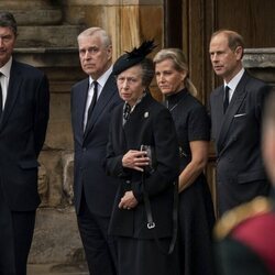 La Princesa Ana y Sir Timothy Laurence, el Príncipe Andrés, el Príncipe Eduardo y Sophie de Wessex reciben el féretro de la Reina Isabel en Holyroodhouse