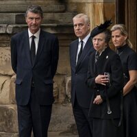 La Princesa Ana y Sir Timothy Laurence, el Príncipe Andrés, el Príncipe Eduardo y Sophie de Wessex reciben el féretro de la Reina Isabel en Holyroodhouse