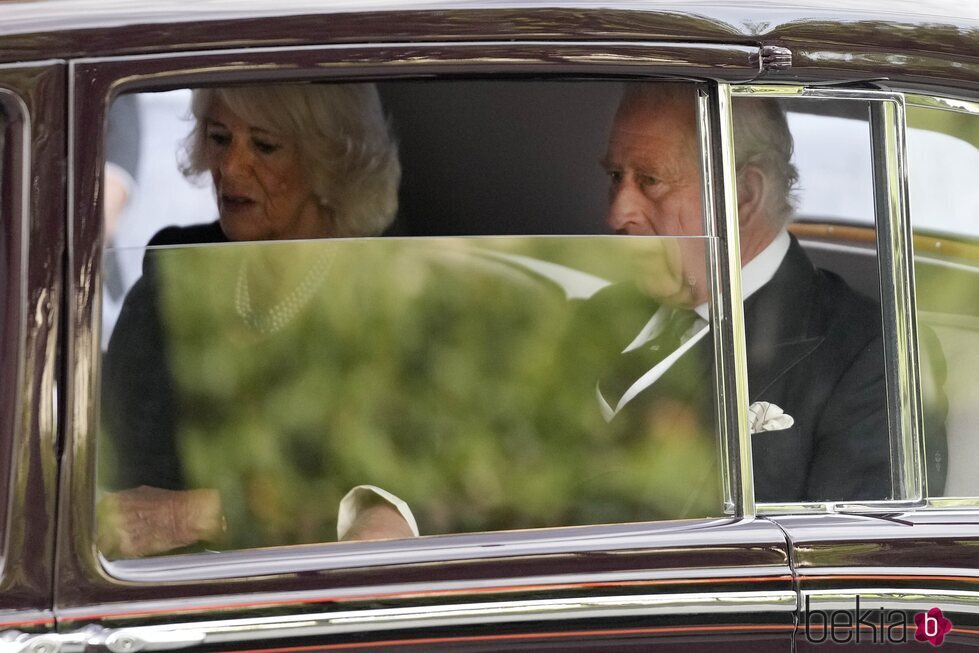 Los Reyes Carlos y Camilla camino al Palacio de Westminster para el primer discurso de Carlos III en el Parlamento