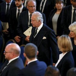 Los Reyes Carlos y Camilla a su llegada al Palacio de Westminster para el primer discurso de Carlos III en el Parlamento