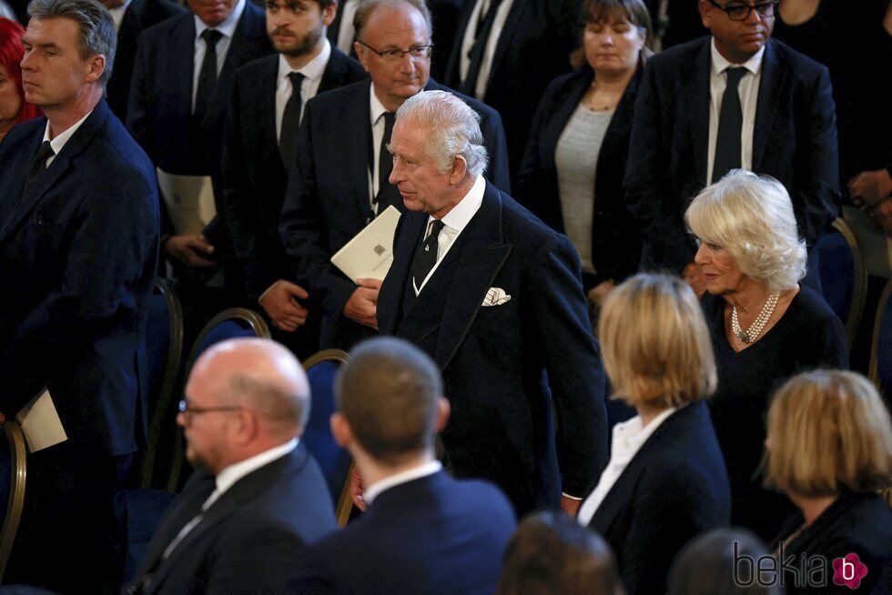 Los Reyes Carlos y Camilla a su llegada al Palacio de Westminster para el primer discurso de Carlos III en el Parlamento