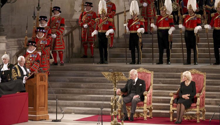 Los Reyes Carlos y Camilla escuchan al Lord Speaker con motivo del primer discurso de Carlos III en el Parlamento