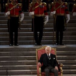 El Rey Carlos III en el Palacio de Westminster antes de su primer discurso en el Parlamento como Rey