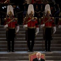 El Rey Carlos III en el Palacio de Westminster antes de su primer discurso en el Parlamento como Rey