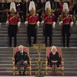 Los Reyes Carlos y Camilla antes del primer discurso del Rey Carlos III en el Parlamento