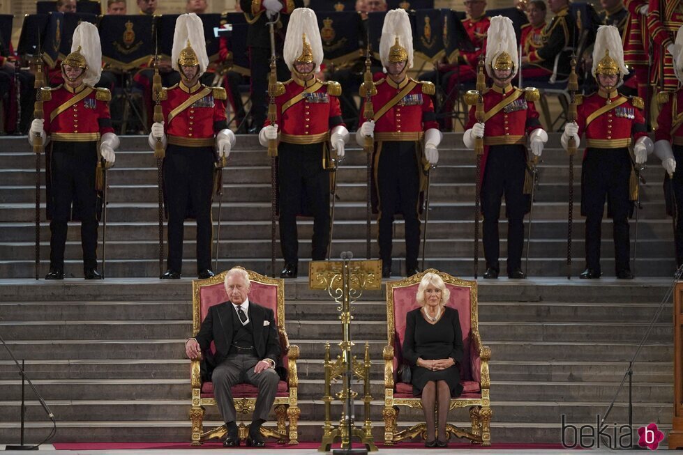 Los Reyes Carlos y Camilla antes del primer discurso del Rey Carlos III en el Parlamento