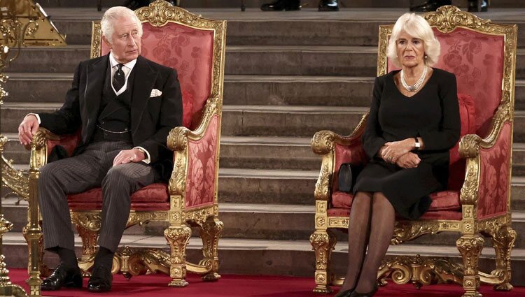 El Rey Carlos y la Reina Camilla antes del primer discurso del Rey Carlos III como Rey en el Parlamento